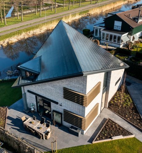 Architect: Paul Tesser, Bilthoven. Installateur: Hoogendoorn Elektrotechniek, Hazerswoude. Periode: 2021. Product: Wevolt X-Roof. Aantal: 320. Nieuwbouw vrijstaande woning met Wevolt X-Roof | Zevenhuizen