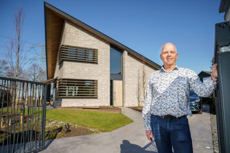 Architect: Paul Tesser, Bilthoven. Installateur: Hoogendoorn Elektrotechniek, Hazerswoude. Periode: 2021. Product: Wevolt X-Roof. Aantal: 320. Nieuwbouw vrijstaande woning met Wevolt X-Roof | Zevenhuizen