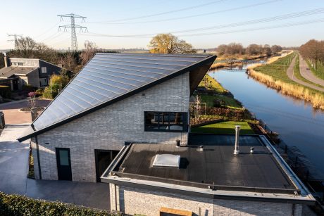 Architect: Paul Tesser, Bilthoven. Installateur: Hoogendoorn Elektrotechniek, Hazerswoude. Periode: 2021. Product: Wevolt X-Roof. Aantal: 320. Nieuwbouw vrijstaande woning met Wevolt X-Roof | Zevenhuizen