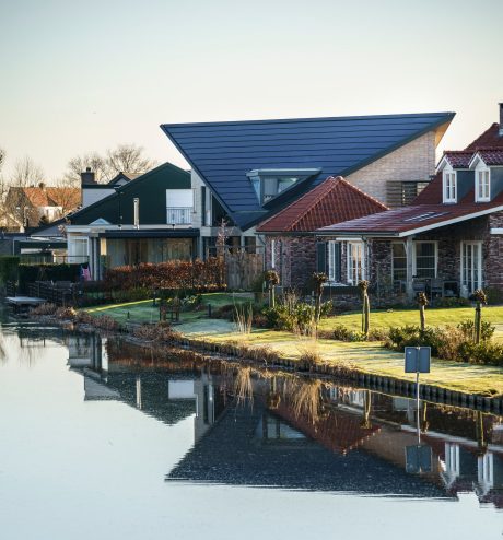 Architect: Paul Tesser, Bilthoven. Installateur: Hoogendoorn Elektrotechniek, Hazerswoude. Periode: 2021. Product: Wevolt X-Roof. Aantal: 320. Nieuwbouw vrijstaande woning met Wevolt X-Roof | Zevenhuizen