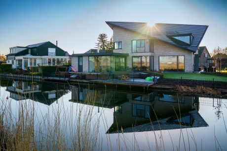 Architect: Paul Tesser, Bilthoven. Installateur: Hoogendoorn Elektrotechniek, Hazerswoude. Periode: 2021. Product: Wevolt X-Roof. Aantal: 320. Nieuwbouw vrijstaande woning met Wevolt X-Roof | Zevenhuizen