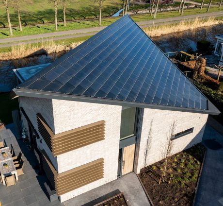 Architect: Paul Tesser, Bilthoven. Installateur: Hoogendoorn Elektrotechniek, Hazerswoude. Periode: 2021. Product: Wevolt X-Roof. Aantal: 320. Nieuwbouw vrijstaande woning met Wevolt X-Roof | Zevenhuizen