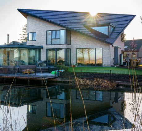 Architect: Paul Tesser, Bilthoven. Installateur: Hoogendoorn Elektrotechniek, Hazerswoude. Periode: 2021. Product: Wevolt X-Roof. Aantal: 320. Nieuwbouw vrijstaande woning met Wevolt X-Roof | Zevenhuizen