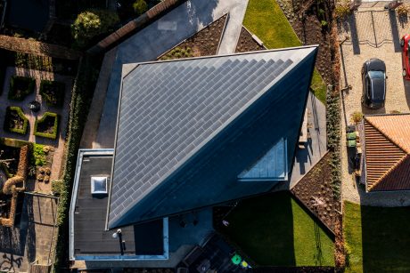 Architect: Paul Tesser, Bilthoven. Installateur: Hoogendoorn Elektrotechniek, Hazerswoude. Periode: 2021. Product: Wevolt X-Roof. Aantal: 320. Nieuwbouw vrijstaande woning met Wevolt X-Roof | Zevenhuizen
