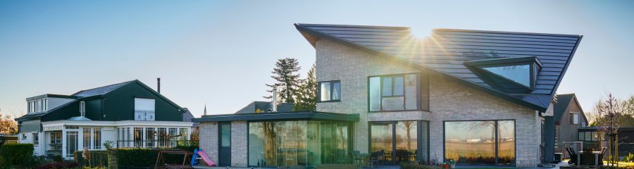 Architect: Paul Tesser, Bilthoven. Installateur: Hoogendoorn Elektrotechniek, Hazerswoude. Periode: 2021. Product: Wevolt X-Roof. Aantal: 320. Nieuwbouw vrijstaande woning met Wevolt X-Roof | Zevenhuizen