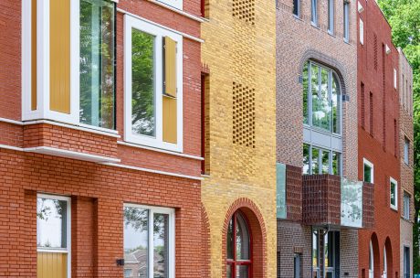 Nieuwbouw 41 herenhuizen en 9 appartementen Sinfonia | Leidsche Rijn, Utrecht | Gevelbakstenen: Veldbrons Gesinterd HV WF, Navarra HV WF, Blauwrood Genuanceerd HV WF, en EF en de Teunisbloem WS WF | Straatbaksteen: Ravenna DF
