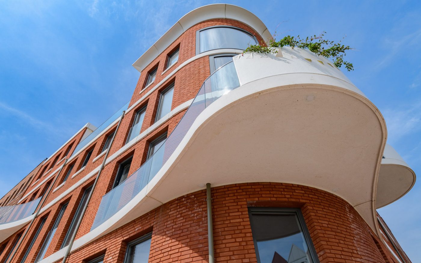 Nieuwbouw 41 herenhuizen en 9 appartementen Sinfonia | Leidsche Rijn, Utrecht | Gevelbakstenen: Veldbrons Gesinterd HV WF, Navarra HV WF, Blauwrood Genuanceerd HV WF, en EF en de Teunisbloem WS WF | Straatbaksteen: Ravenna DF