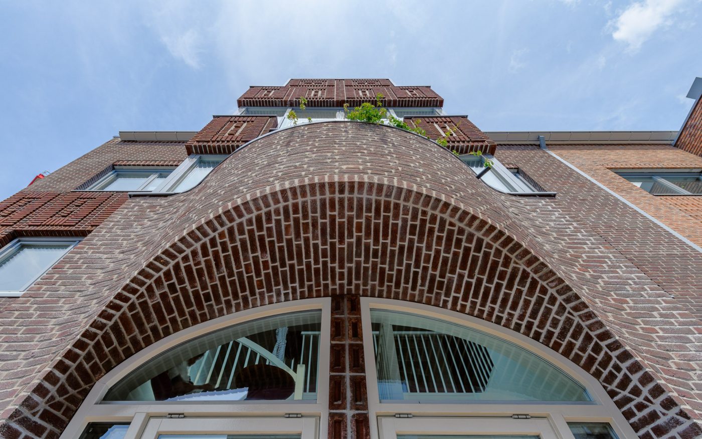 Nieuwbouw 41 herenhuizen en 9 appartementen Sinfonia | Leidsche Rijn, Utrecht | Gevelbakstenen: Veldbrons Gesinterd HV WF, Navarra HV WF, Blauwrood Genuanceerd HV WF, en EF en de Teunisbloem WS WF | Straatbaksteen: Ravenna DF