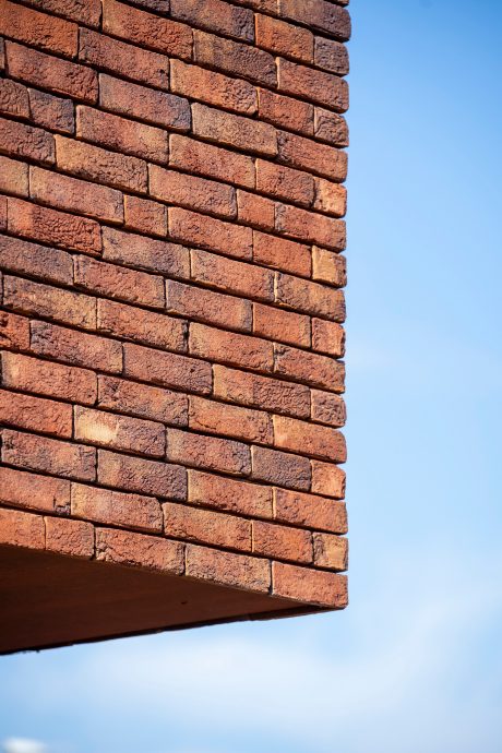 Product: Menton HV ClickBrick, Rhone Exclusief HV ClickBrick. Architect: Verstoep bouwadvies en architecteur. Contractor: Verstoep bouwadvies en architecteur. Builder: Koster Lijmwerken B.V. Trader: Kooy Baksteencentrum. Nieuwbouw bedrijfsverzamelgebouw, Schoonhoven