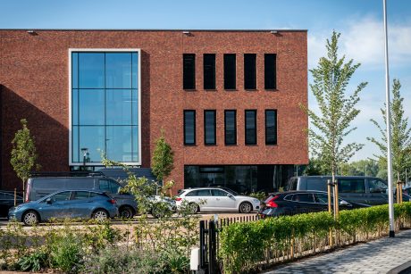 Product: Menton HV ClickBrick, Rhone Exclusief HV ClickBrick. Architect: Verstoep bouwadvies en architecteur. Contractor: Verstoep bouwadvies en architecteur. Builder: Koster Lijmwerken B.V. Trader: Kooy Baksteencentrum. Nieuwbouw bedrijfsverzamelgebouw, Schoonhoven