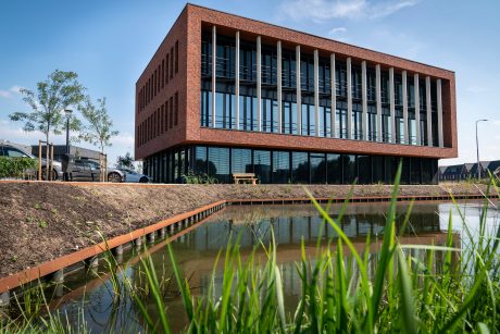 Product: Menton HV ClickBrick, Rhone Exclusief HV ClickBrick. Architect: Verstoep bouwadvies en architecteur. Contractor: Verstoep bouwadvies en architecteur. Builder: Koster Lijmwerken B.V. Trader: Kooy Baksteencentrum. Nieuwbouw bedrijfsverzamelgebouw, Schoonhoven