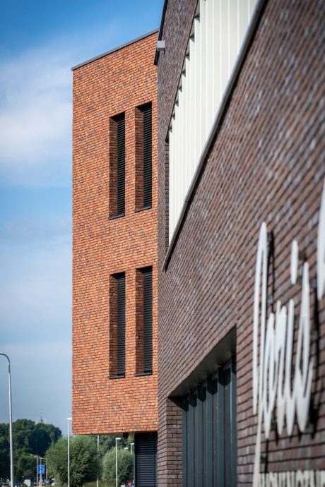 Product: Menton HV ClickBrick, Rhone Exclusief HV ClickBrick. Architect: Verstoep bouwadvies en architecteur. Contractor: Verstoep bouwadvies en architecteur. Builder: Koster Lijmwerken B.V. Trader: Kooy Baksteencentrum. Nieuwbouw bedrijfsverzamelgebouw, Schoonhoven