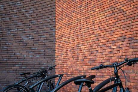 Product: Menton HV ClickBrick, Rhone Exclusief HV ClickBrick. Architect: Verstoep bouwadvies en architecteur. Contractor: Verstoep bouwadvies en architecteur. Builder: Koster Lijmwerken B.V. Trader: Kooy Baksteencentrum. Nieuwbouw bedrijfsverzamelgebouw, Schoonhoven