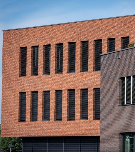 Product: Menton HV ClickBrick, Rhone Exclusief HV ClickBrick. Architect: Verstoep bouwadvies en architecteur. Contractor: Verstoep bouwadvies en architecteur. Builder: Koster Lijmwerken B.V. Trader: Kooy Baksteencentrum. Nieuwbouw bedrijfsverzamelgebouw, Schoonhoven