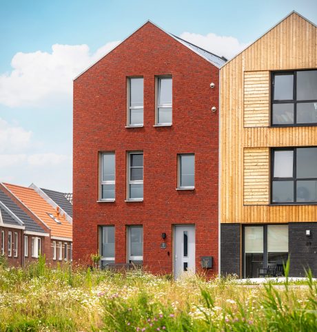 Product: ClickBrick Pure HV Blauwrood genuanceerd, Andalucia, Zwart. Aannemer: Ekowood Houses, Verhaegh Ekobouw en Bouwbedrijf Regeling. Nieuwbouwproject Ekowood Houses | Wiarda, Leeuwarden