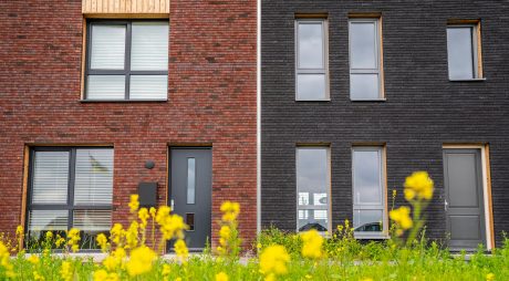 Product: ClickBrick Pure HV Blauwrood genuanceerd, Andalucia, Zwart. Aannemer: Ekowood Houses, Verhaegh Ekobouw en Bouwbedrijf Regeling. Nieuwbouwproject Ekowood Houses | Wiarda, Leeuwarden
