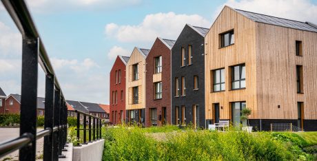 Product: ClickBrick Pure HV Blauwrood genuanceerd, Andalucia, Zwart. Aannemer: Ekowood Houses, Verhaegh Ekobouw en Bouwbedrijf Regeling. Nieuwbouwproject Ekowood Houses | Wiarda, Leeuwarden