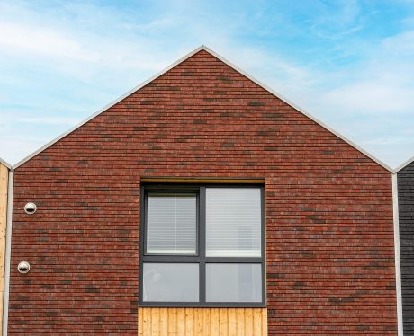 Product: ClickBrick Pure HV Blauwrood genuanceerd, Andalucia, Zwart. Aannemer: Ekowood Houses, Verhaegh Ekobouw en Bouwbedrijf Regeling. Nieuwbouwproject Ekowood Houses | Wiarda, Leeuwarden