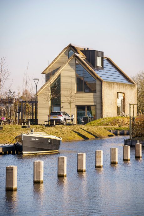 Product: Wevolt X-Roof zwart. Opdrachtgever: Vink Bouw. Architect: Atelier Pro. Installateur: De Duurzame Mannen en Solar & Led. Periode: 2020-2021. Woningen: 27. Zonnepanelen: 3.300. Nieuwbouw 2-onder-1-kap en vrijstaande woningen met Wevolt X-Roof | Roosenhorst, Voorschoten