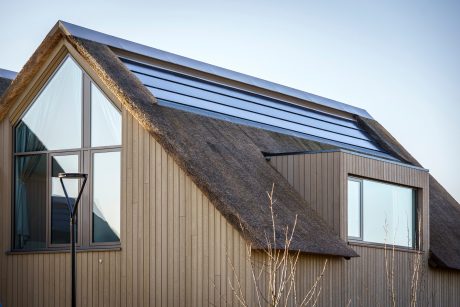 Product: Wevolt X-Roof zwart. Opdrachtgever: Vink Bouw. Architect: Atelier Pro. Installateur: De Duurzame Mannen en Solar & Led. Periode: 2020-2021. Woningen: 27. Zonnepanelen: 3.300. Nieuwbouw 2-onder-1-kap en vrijstaande woningen met Wevolt X-Roof | Roosenhorst, Voorschoten