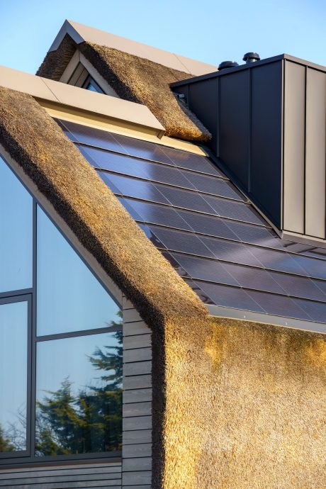 Product: Wevolt X-Roof zwart. Opdrachtgever: Vink Bouw. Architect: Atelier Pro. Installateur: De Duurzame Mannen en Solar & Led. Periode: 2020-2021. Woningen: 27. Zonnepanelen: 3.300. Nieuwbouw 2-onder-1-kap en vrijstaande woningen met Wevolt X-Roof | Roosenhorst, Voorschoten