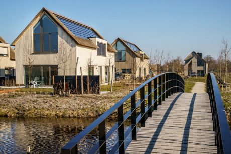 Product: Wevolt X-Roof zwart. Opdrachtgever: Vink Bouw. Architect: Atelier Pro. Installateur: De Duurzame Mannen en Solar & Led. Periode: 2020-2021. Woningen: 27. Zonnepanelen: 3.300. Nieuwbouw 2-onder-1-kap en vrijstaande woningen met Wevolt X-Roof | Roosenhorst, Voorschoten