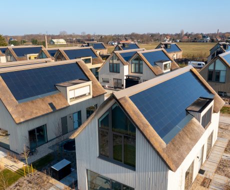 Product: Wevolt X-Roof zwart. Opdrachtgever: Vink Bouw. Architect: Atelier Pro. Installateur: De Duurzame Mannen en Solar & Led. Periode: 2020-2021. Woningen: 27. Zonnepanelen: 3.300. Nieuwbouw 2-onder-1-kap en vrijstaande woningen met Wevolt X-Roof | Roosenhorst, Voorschoten
