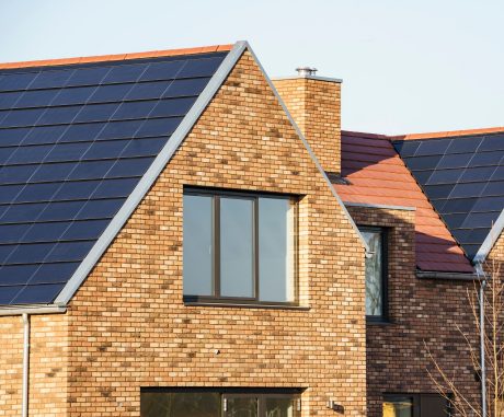 Product: Wevolt X-Roof zwart. Opdrachtgever: Vink Bouw. Architect: Atelier Pro. Installateur: De Duurzame Mannen en Solar & Led. Periode: 2020-2021. Woningen: 27. Zonnepanelen: 3.300. Nieuwbouw 2-onder-1-kap en vrijstaande woningen met Wevolt X-Roof | Roosenhorst, Voorschoten