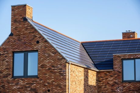 Product: Wevolt X-Roof zwart. Opdrachtgever: Vink Bouw. Architect: Atelier Pro. Installateur: De Duurzame Mannen en Solar & Led. Periode: 2020-2021. Woningen: 27. Zonnepanelen: 3.300. Nieuwbouw 2-onder-1-kap en vrijstaande woningen met Wevolt X-Roof | Roosenhorst, Voorschoten