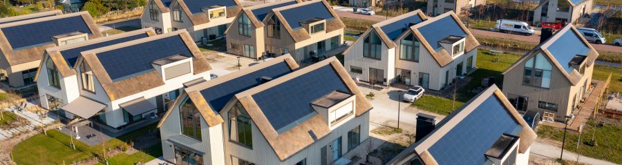 Product: Wevolt X-Roof zwart. Opdrachtgever: Vink Bouw. Architect: Atelier Pro. Installateur: De Duurzame Mannen en Solar & Led. Periode: 2020-2021. Woningen: 27. Zonnepanelen: 3.300. Nieuwbouw 2-onder-1-kap en vrijstaande woningen met Wevolt X-Roof | Roosenhorst, Voorschoten