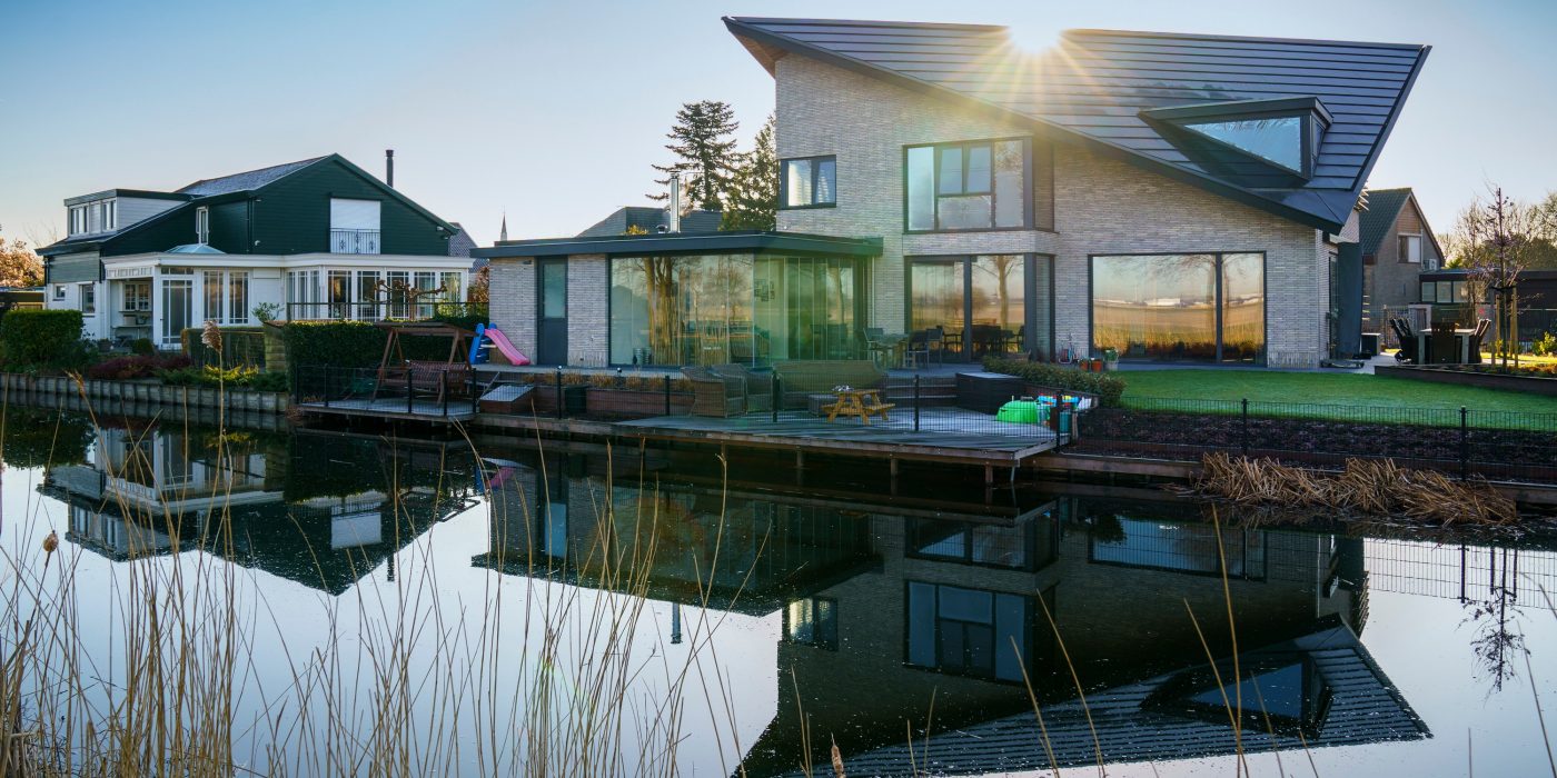 Architect: Paul Tesser, Bilthoven. Installateur: Hoogendoorn Elektrotechniek, Hazerswoude. Periode: 2021. Product: Wevolt X-Roof. Aantal: 320. Nieuwbouw vrijstaande woning met Wevolt X-Roof | Zevenhuizen