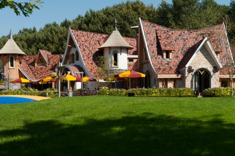 Tuile du Nord 44 Amarant 848, Oud Koper 876, Lustre 877, Rustiek Engobe en Tuile du Nord 44 Oud Latem Blauw Gesmoord 721, Rood 879 | Nieuwbouw pannenkoekenrestaurant Hans & Grietje | Zeewolde | Architect: EEvolv3D, Harderwijk | Contractor: Aannemersbedrijf v.d. Heijkant, Biddinghuizen | Client: Eigenaar pannenkoekenhuis | Completion Date: 2016-01-01