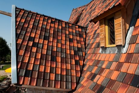 Tuile du Nord 44 Amarant 848, Oud Koper 876, Lustre 877, Rustiek Engobe en Tuile du Nord 44 Oud Latem Blauw Gesmoord 721, Rood 879 | Nieuwbouw pannenkoekenrestaurant Hans & Grietje | Zeewolde | Architect: EEvolv3D, Harderwijk | Contractor: Aannemersbedrijf v.d. Heijkant, Biddinghuizen | Client: Eigenaar pannenkoekenhuis | Completion Date: 2016-01-01