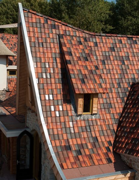 Tuile du Nord 44 Amarant 848, Oud Koper 876, Lustre 877, Rustiek Engobe en Tuile du Nord 44 Oud Latem Blauw Gesmoord 721, Rood 879 | Nieuwbouw pannenkoekenrestaurant Hans & Grietje | Zeewolde | Architect: EEvolv3D, Harderwijk | Contractor: Aannemersbedrijf v.d. Heijkant, Biddinghuizen | Client: Eigenaar pannenkoekenhuis | Completion Date: 2016-01-01