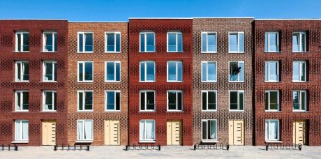 Terca Pioenroos, Douro Porto Gereduceerd, Dinkelrood, Rutiel, Tigris Flash en Dommelrood Gereduceerd. Architect Bureau Kroner Architecten. Klant Stichting Studentengroepswoning.nl. Aannemer Parent Initiative Pickkers Consult BV. Jaar van oplevering 2017. Vloeiende gevel voor studenten, Utrecht.