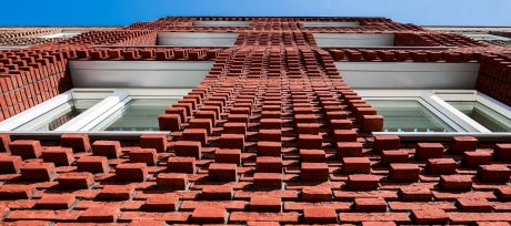 Terca Pioenroos, Douro Porto Gereduceerd, Dinkelrood, Rutiel, Tigris Flash en Dommelrood Gereduceerd. Architect Bureau Kroner Architecten. Klant Stichting Studentengroepswoning.nl. Aannemer Parent Initiative Pickkers Consult BV. Jaar van oplevering 2017. Vloeiende gevel voor studenten, Utrecht.