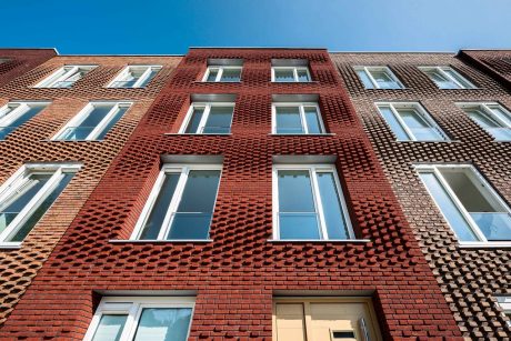 Terca Pioenroos, Douro Porto Gereduceerd, Dinkelrood, Rutiel, Tigris Flash en Dommelrood Gereduceerd. Architect Bureau Kroner Architecten. Klant Stichting Studentengroepswoning.nl. Aannemer Parent Initiative Pickkers Consult BV. Jaar van oplevering 2017. Vloeiende gevel voor studenten, Utrecht.