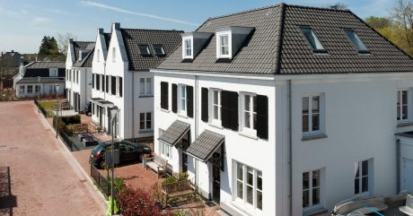 Oude Holle Sinus Vieilli Blauw Gesmoord 714, Tuile du Nord 44 Blauw Gesmoord 706 en Leipan 301 Blauw Gesmoord 706 | Nieuwbouw 2-onder-1-kapwoningen, Villa’s en Tussenwoningen | Witte van Scholten, Maarssen | Architect: ARCAS Architecture & Urbanism, Knokke-Heist (België) | Contractor: Bouwmaatschappij Ufkes, Apeldoorn & Van der Vorm Engineering, Maarssen | Client: KondorWessels Projecten, Maarssen | Completion Date: 2015-01-01