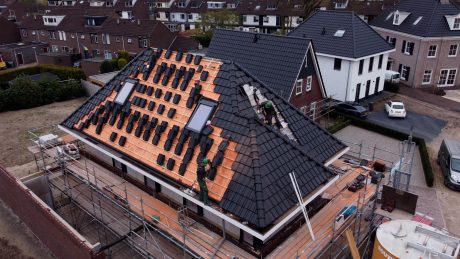 Architect: EVE Architecten, Nijverdal. Client: Homeowner. Roofer: Dapan, Malden. Installer: Hans Hoogveld Elektra, Gendt. Roofsystem: Wevolt Solar Rooftile. Detached villa with Wevolt Solar Rooftiles | Welleveld, Duiven