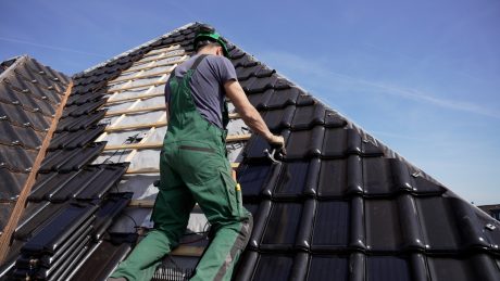 Architect: EVE Architecten, Nijverdal. Client: Homeowner. Roofer: Dapan, Malden. Installer: Hans Hoogveld Elektra, Gendt. Roofsystem: Wevolt Solar Rooftile. Detached villa with Wevolt Solar Rooftiles | Welleveld, Duiven