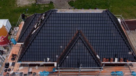 Architect: EVE Architecten, Nijverdal. Client: Homeowner. Roofer: Dapan, Malden. Installer: Hans Hoogveld Elektra, Gendt. Roofsystem: Wevolt Solar Rooftile. Detached villa with Wevolt Solar Rooftiles | Welleveld, Duiven