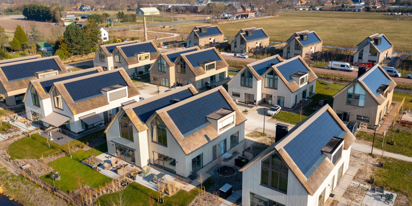 Product: Wevolt X-Roof zwart. Opdrachtgever: Vink Bouw. Architect: Atelier Pro. Installateur: De Duurzame Mannen en Solar & Led. Periode: 2020-2021. Woningen: 27. Zonnepanelen: 3.300. Nieuwbouw 2-onder-1-kap en vrijstaande woningen met Wevolt X-Roof | Roosenhorst, Voorschoten