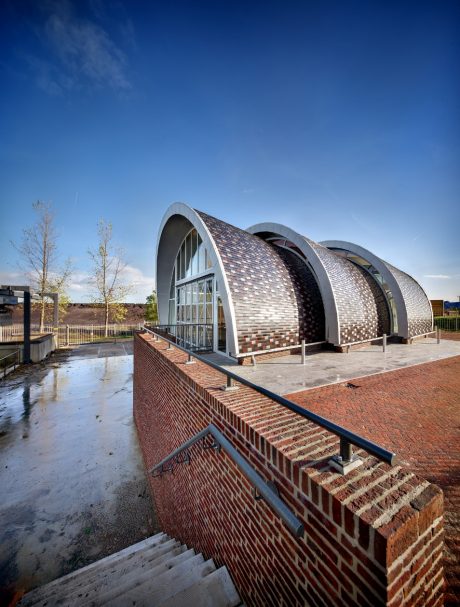 Leipan 301 Zwart Geglazuurd 738 Blauw Gesmoord 706 Antraciet 736 Wijnrood Geglazuurd 514 Bruin Geglazuurd 670 | Nieuwbouw poldergemaal Noorderlegmeerpolder | Hollandse Dijk, Uithoorn | Architect: Oostindie Architecten BNA.BNI, Amstelveen en Buro van der Goes, Hilversum | Contractor: Aannemingsmaatschappij Vobi, Vinkeveen | Client: Waternet, Amsterdam | Photographer: DigiDaan | Completion Date: 2014-01-01