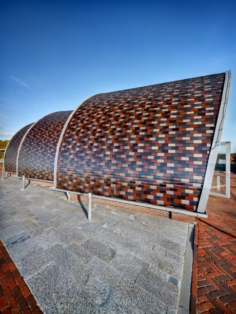 Leipan 301 Zwart Geglazuurd 738 Blauw Gesmoord 706 Antraciet 736 Wijnrood Geglazuurd 514 Bruin Geglazuurd 670 | Nieuwbouw poldergemaal Noorderlegmeerpolder | Hollandse Dijk, Uithoorn | Architect: Oostindie Architecten BNA.BNI, Amstelveen en Buro van der Goes, Hilversum | Contractor: Aannemingsmaatschappij Vobi, Vinkeveen | Client: Waternet, Amsterdam | Photographer: DigiDaan | Completion Date: 2014-01-01