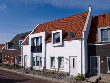 Gevelbakstenen: Waalrood HV WF, Dommelrood HV WF, Blauwrood Genuanceerd HV WF, Grijs HV WF, Etna HV WF en Euroa HV WF | Dakpannen: VHV Blauw Gesmoord 706, VHV Natuurrood+ 652 en Datura Natuurrood+ 652 | Nieuwbouw Tussenwoningen en 2-onder-1-kapwoningen | Welgelegen, Ouddorp | Architect: Zeelenberg Architectuur, Ouddorp | Contractor: Boeter Bouwbedrijf, Sommelsdijk, Kroon & De Koning Zwijndrecht BV, Zwijndrecht | Client: Gemeente Goedereede | Completion Date: 2015-01-01