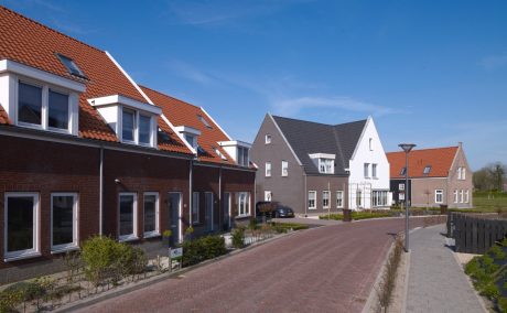 Gevelbakstenen: Waalrood HV WF, Dommelrood HV WF, Blauwrood Genuanceerd HV WF, Grijs HV WF, Etna HV WF en Euroa HV WF | Dakpannen: VHV Blauw Gesmoord 706, VHV Natuurrood+ 652 en Datura Natuurrood+ 652 | Nieuwbouw Tussenwoningen en 2-onder-1-kapwoningen | Welgelegen, Ouddorp | Architect: Zeelenberg Architectuur, Ouddorp | Contractor: Boeter Bouwbedrijf, Sommelsdijk, Kroon & De Koning Zwijndrecht BV, Zwijndrecht | Client: Gemeente Goedereede | Completion Date: 2015-01-01