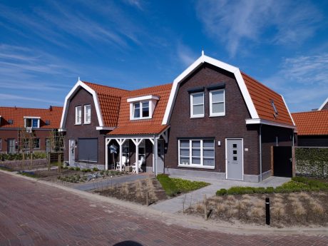 Gevelbakstenen: Waalrood HV WF, Dommelrood HV WF, Blauwrood Genuanceerd HV WF, Grijs HV WF, Etna HV WF en Euroa HV WF | Dakpannen: VHV Blauw Gesmoord 706, VHV Natuurrood+ 652 en Datura Natuurrood+ 652 | Nieuwbouw Tussenwoningen en 2-onder-1-kapwoningen | Welgelegen, Ouddorp | Architect: Zeelenberg Architectuur, Ouddorp | Contractor: Boeter Bouwbedrijf, Sommelsdijk, Kroon & De Koning Zwijndrecht BV, Zwijndrecht | Client: Gemeente Goedereede | Completion Date: 2015-01-01