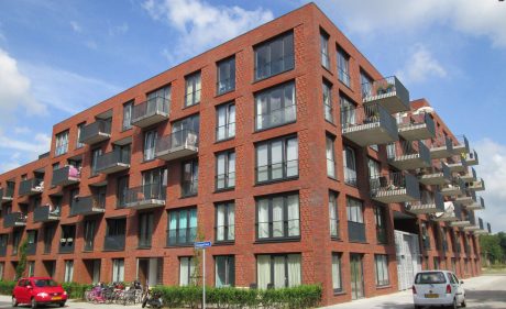 Nieuwbouw appartementen Typhoon, Grunobuurt, Groningen. Architect: De Zwarte Hond, Rotterdam. Opdrachtgever: Gemeente Groningen, Nijestee. Gevelbakstenen: HKS Orange Spezial WS WF wasserstrich waalformaat – Wienerberger Kirchkimmen. Oplevering: 2015.