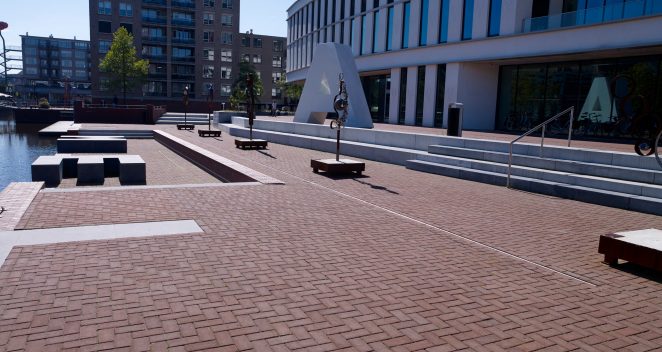 Herinrichting Gemeentehuis, Almelo | Straatbakstenen: Padova DF, Nero DF en Bruno KK | Architect en opdrachtgever: Gemeente Almelo
