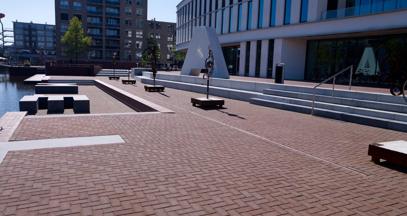 Herinrichting Gemeentehuis, Almelo | Straatbakstenen: Padova DF, Nero DF en Bruno KK | Architect en opdrachtgever: Gemeente Almelo
